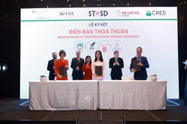 En la ceremonia de firma del memorando de entendimiento sobre cooperación en materia de formación (Foto: VNA)