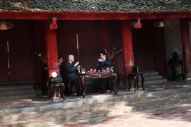 El presidente de Vietnam, Luong Cuong, y el rey de Camboya, Norodom Sihamoni, disfrutan del té vietnamita en el Templo de la Literatura. (Fuente: VNA) 