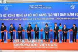 Los delegados cortan la cinta inaugural de Techconnect and Innovation Vietnam 2024 en Hanoi (Foto: VNA)
