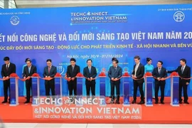 Los delegados cortan la cinta inaugural de Techconnect and Innovation Vietnam 2024 en Hanoi (Foto: VNA)