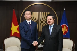 El subjefe de la Comisión de Relaciones Exteriores del Comité Central del Partido Comunista de Vietnam (PCV), Truong Quang Hoai Nam (izquierda) y el secretario general de Asociación de las Naciones del Sudeste Asiático (ASEAN), Kao Kim Hourn (Fuente: Asean.org)