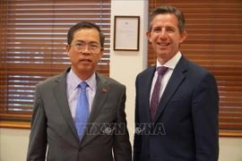 El embajador de Vietnam en Australia, Pham Hung Tam, y el senador Simon Birmingham, encargado de Asuntos Exteriores de la oposición. (Fuente: VNA)