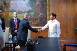 El presidente y director ejecutivo de la Corporación de Energía Nuclear de los Emiratos de los Emiratos Árabes Unidos. (ENEC), Mohamed Al Hammadi, realiza una visita de cortesía al presidente Ferdinand Marcos Jr. (primero, a la derecha) el 12 de agosto. (Foto: inquirer.net)