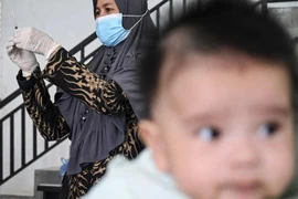 Una enfermera prepara una vacuna Bacillus Calmette-Guérin (BCG) contra la tuberculosis durante un programa nacional de inmunización infantil en un puesto de servicios integrados en Banda Aceh, Aceh, el 9 de junio de 2022 (Foto: AFP)