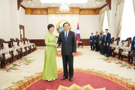 El primer ministro de Laos, Sonexay Siphandone, recibe a la directora general de la VNA, Vu Viet Trang (Fuente: VNA)