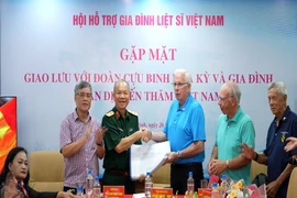 El grupo de veteranos estadounidenses entrega 20 conjuntos de documentos que detallan a los soldados vietnamitas caídos en los campos de batalla del sur. (Fuente: qdnd.vn) 