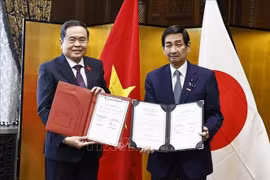 El presidente de la Asamblea Nacional de Vietnam, Tran Thanh Man (izquierda) y el presidente de la Cámara de Consejeros de Japón, intercambian documentos de cooperación (Fuente: VNA) 