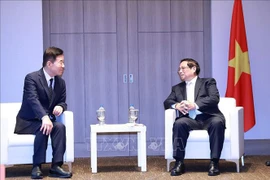 El primer ministro de Vietnam, Pham Minh Chinh y el titular de la Asociación surcoreana de Investigación de Innovación Global, y expresidente de la Asamblea Nacional de Corea del Sur, Kim Jin Pyo (Fuente: VNA)