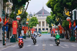 Coloridas calles de Hanoi dan bienvenida a la Revolución de Agosto y el Día Nacional