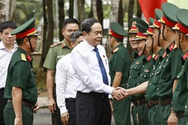 El presidente de la Asamblea Nacional de Vietnam, Tran Thanh Man y los oficiales y soldados del Comando Militar de la provincia sureña de Hau Giang. (Fuente: VNA)