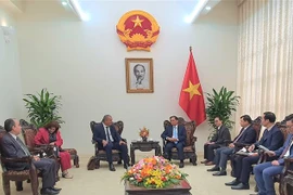 El viceprimer ministro y canciller de Vietnam, Bui Thanh Son, recibe al ministro cubano de Agricultura, Ydael Jesús Pézez Brito. (Fuente: VNA)