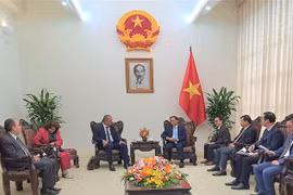 El viceprimer ministro y canciller de Vietnam, Bui Thanh Son, recibe al ministro cubano de Agricultura, Ydael Jesús Pézez Brito. (Fuente: VNA)