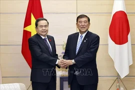 El presidente de la Asamblea Nacional de Vietnam, Tran Thanh Man, se encuentra con el el primer ministro anfitrión, Ishiba Shigeru. (Fuente: VNA)