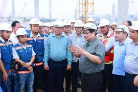 El primer ministro Pham Minh Chinh en el recorrido de inspección al proyecto del aeropuerto internacional de Long Thanh (Fuente: VNA)