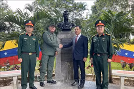 El teniente general Rafael Zerpa Zambrano, director del IAESEN, da la bienvenida a la delegación de la embajada vietnamita en Venezuela. (Fuente: VNA)