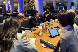 El ministro de Industria y Comercio vietnamita, Nguyen Hong Dien (centro) en el encuentro con el vicepremier y ministro de Comercio e Industria de Singapur, Gan Kim Yong. (Fuente: VNA)