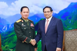 El primer ministro de Vietnam, Pham Minh Chinh y el ministro de Defensa de Laos, Khamliang Outhakaysone. (Fuente: VNA)