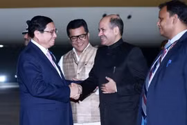 Los funcionarios indios recibe al primer ministro de Vietnam, Pham Minh Chinh, en el aeropuerto militar Palam, en la capital Nueva Delhi (Fuente: VNA)