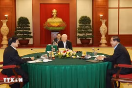 El secretario general Nguyen Phu Trong (centro), el presidente del Partido Popular y premier de Camboya Hun Sen (derecha) y el secretario general del Partido Popular Revolucionario y presidente de Laos, Thongloun Sisoulith en la Reunión de alto nivel Vietnam - Camboya - Laos, organizada en Hanoi, 26 de septiembre de 2021. (Fuente: VNA)