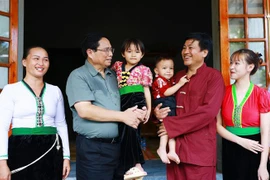 El primer ministro Pham Minh Chinh visita la familia de Xa Van Vong, de la etnia Tay, en el distrito de Da Bac (Fuente: VNA)