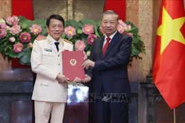 El secretario general del Partido Comunista y presidente de Vietnam, To Lam, entrega la decisión de promoción al rango de general a Luong Tam Quang, ministro de Seguridad Pública (Fuente: VNA)