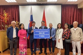 La embajada de Vietnam en Eslovaquia entrega los 17 mil 95 euros, donados por la comunidad vietnamita aquí (Fuente: VNA)