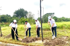 Los delegados participan en actividad de plantación de árboles luego de la ceremonia (Fuente: VNA)