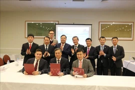 En la firma del memorando de entendimiento sobre cooperación entre la provincia de Nam Dinh, la Corporación de Telecomunicaciones y Tecnologias Saigon (SaiGonTel) y la Consultoría Global de Australia. (Fuente: VNA)