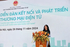 Le Hoang Oanh, jefa del Departamento de Comercio Electrónico y Economía Digital, pronuncia un discurso en el foro(Fuente: VNA)