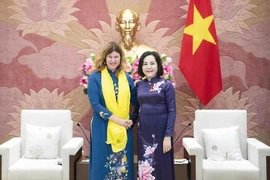 La vicepresidenta de la Asamblea Nacional de Vietnam, Nguyen Thi Thanh (derecha), y la representante de UNICEF en Vietnam, Silvia Danailov. (Foto: quochoi.vn)