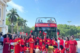 Las mujeres vietnamitas llevan puestas los Ao Dai y disfrutan del recorrido turístico en autobús de dos pisos (Fuente: hanoimoi.vn)