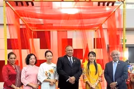 El ministro de Asuntos Exteriores de Timor Leste, Bendito Freitas (tercero desde la derecha), y el embajador de Timor Leste en Brunei, Abel Guterres (extremo derecho), en el espacio de exposiciones de la embajada de Vietnam. (Foto: Embajada de Vietnam en Brunei)