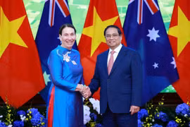 El primer ministro vietnamita, Pham Minh Chinh, y la presidenta del Senado australiano, Sue Lines (Fuente: VNA)