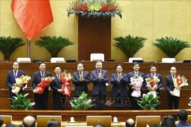 El secretario general del Partido Comunista de Vietnam, To Lam y el primer ministro Pham Minh Chinh felicitan al nuevo personal (Fuente: VNA)