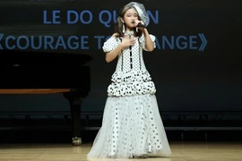 Le Do Quyen gana la Copa de Oro en Festival Internacional de Música de Hong Kong (China).