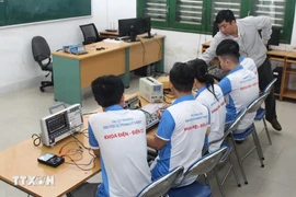 En una clase de práctica sobre diseño de circuitos semiconductores de estudiantes de la Facultad de Ingeniería Eléctrica y Electrónica de la Universidad de Da Nang. (Foto: VNA)