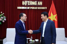 El ministro de Seguridad Pública de Vietnam, coronel general Luong Tam Quang, y el secretario permanente del ministerio del Interior de Singapur, Aubeck Kam. (Fuente: VNA)