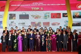 Autoridades de la ciudad de Hanoi entregan certificados a las empresas (Fuente: https://nhandan.vn/) 