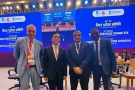 Ha Kim Ngoc, presidente de la Comisión Nacional de Vietnam para la UNESCO, y algunos líderes de la UNESCO en la 46ª sesión del CPM de la UNESCO en Nueva Delhi, organizada en la India. (Fuente: VNA)