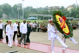 [Fotos] Delegación parlamentaria cubana rindió tributo póstumo al Presidente Ho Chi Minh