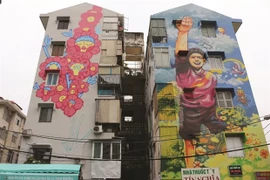 Murales coloridos embellecen antiguos edificios en Ciudad Ho Chi Minh