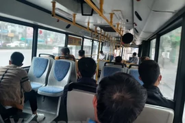 Hanoi relaja medidas de distanciamiento en transporte público