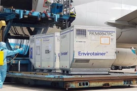 Llega a Vietnam primer lote de vacunas contra el COVID-19