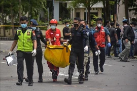  Al menos un muerto en una explosión de bomba frente a una iglesia de Indonesia