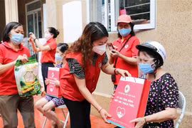 Apoya Cruz Roja de Hanoi a residentes con dificultades económicas 