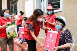 Apoya Cruz Roja de Hanoi a residentes con dificultades económicas 