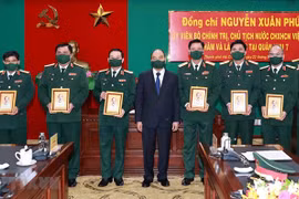 Presidente de Vietnam evalúa disposición combativa de unidades militares