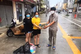 Brindan apoyo a comunidad vietnamita en Camboya en áreas bloqueadas por el COVID-19