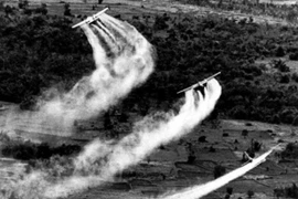 Honran obras periodísticas destacadas sobre Agente Naranja en Vietnam