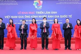 Inauguran exposición fotográfica sobre Vietnam a través del lente de fotógrafos internacionales